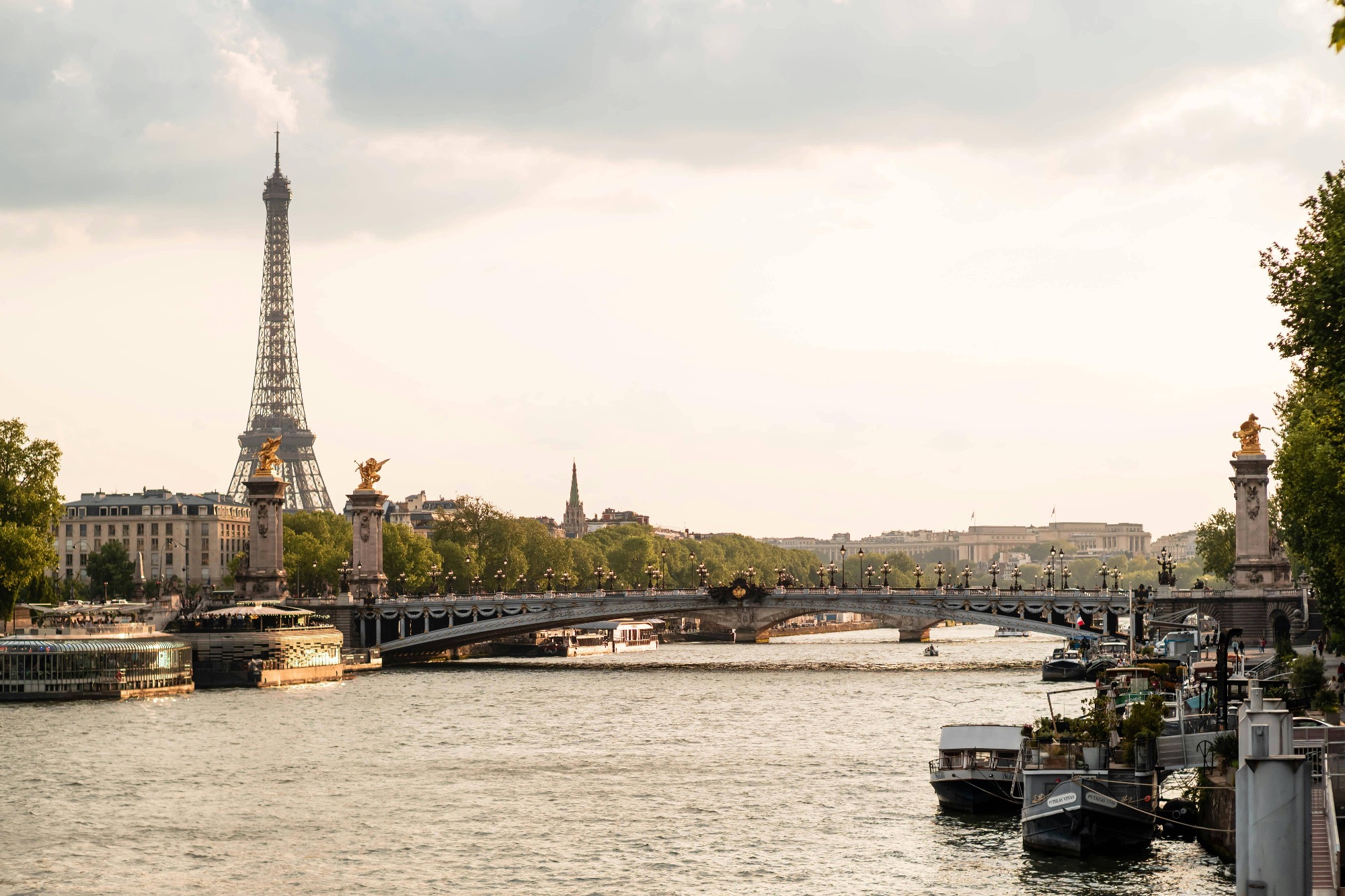 Photo représentant la ville de Paris, vue de la Seine. On peut y observer la Tour Eiffel.