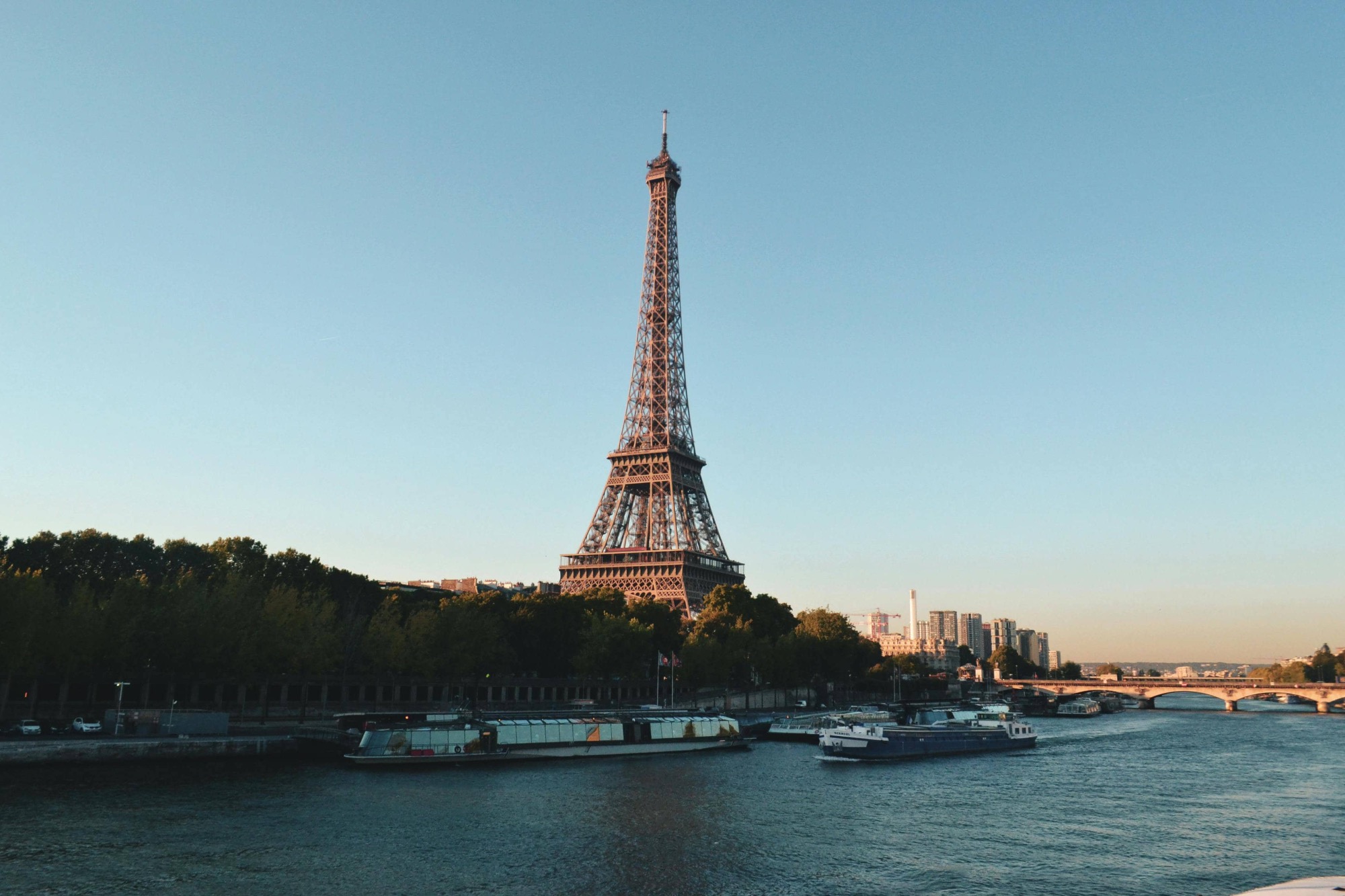 Image montrant Paris mais surtout la Tour Eiffel, un monument à visiter en famille